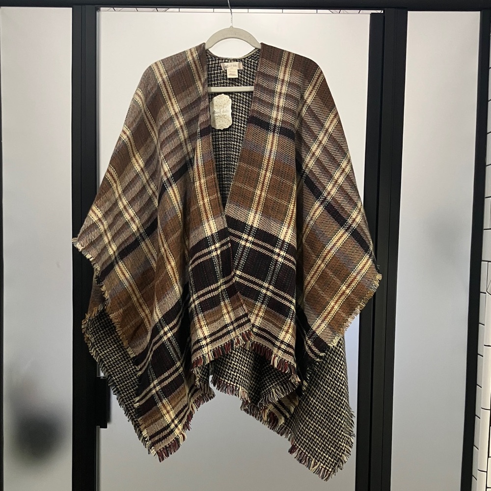 Altar’d State Christmas Plaid Fringe Poncho- One Size Fits Most